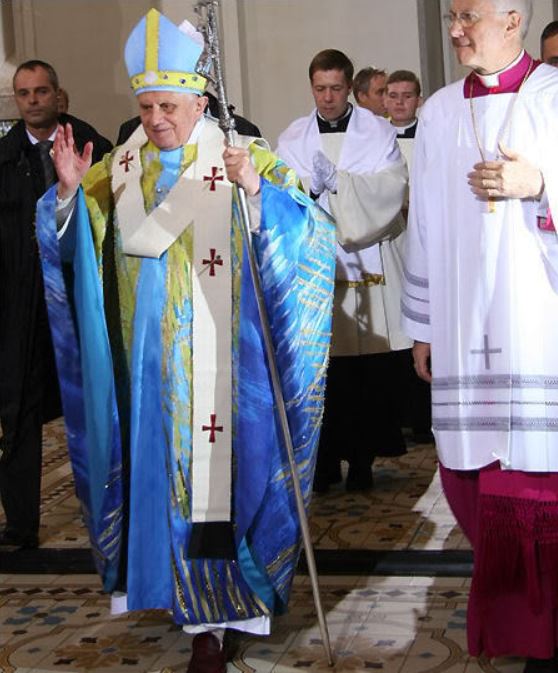 Paus Benedictus XVI in een blauw kazuifel