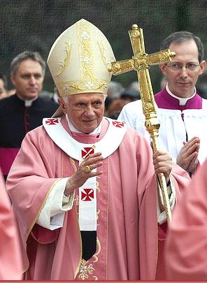 Paus Benedictus XVI in een roze kazuifel