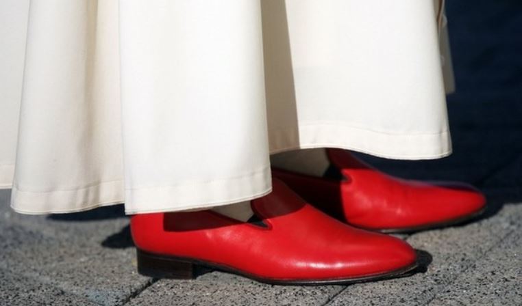 De rode schoenen van paus Benedictus XVI