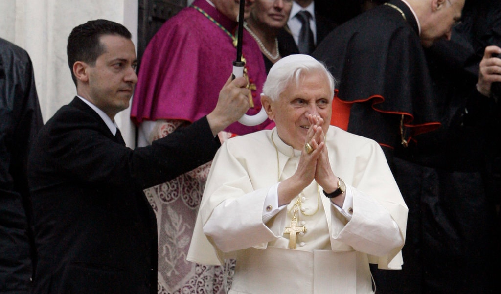 Paus Benedictus XVI en zijn kamerdienaar Paolo Gabriele