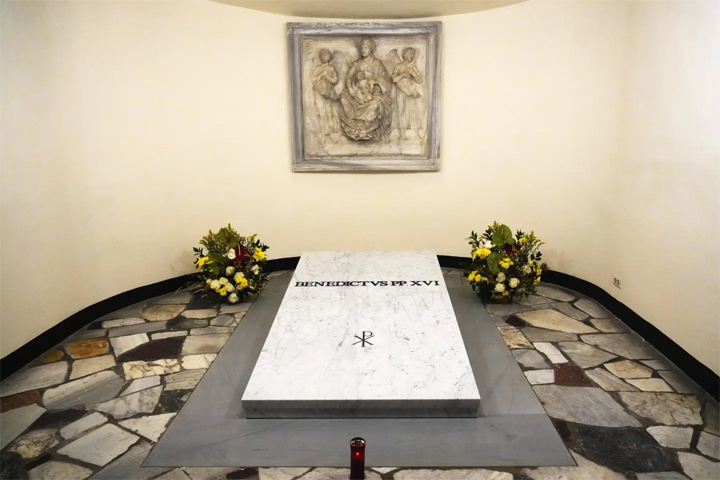 Het graf van paus Benedictus XVI