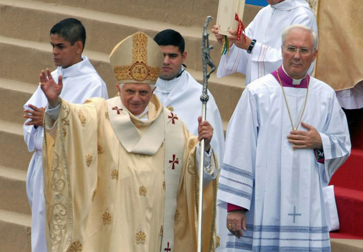 Paus Benedictus XVI en zijn ceremoniemeester Piero Marini