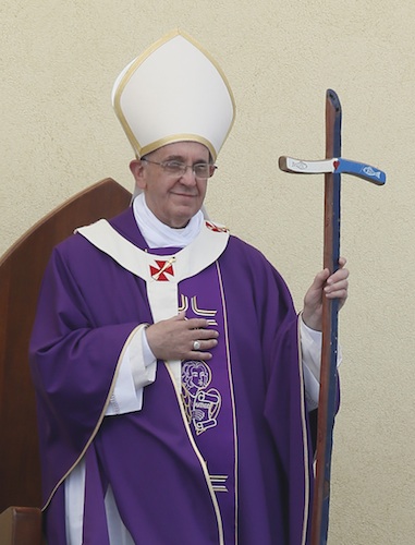 Paus Franciscus in een paars kazuifel