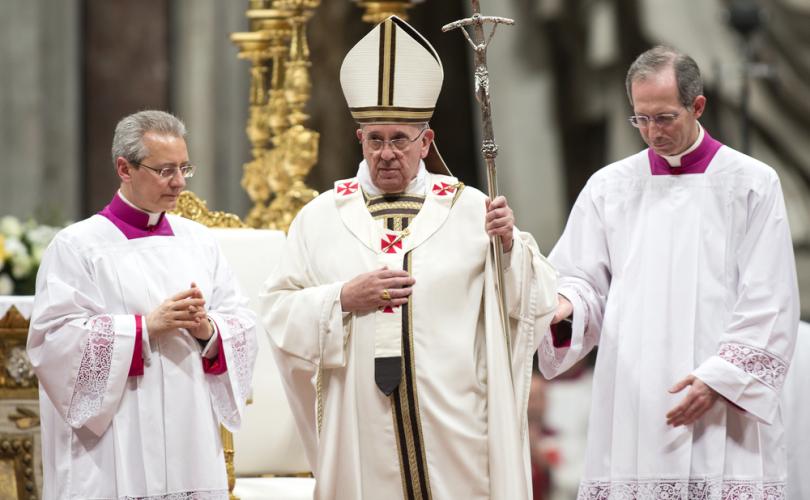 Paus Franciscus in wit kazuifel