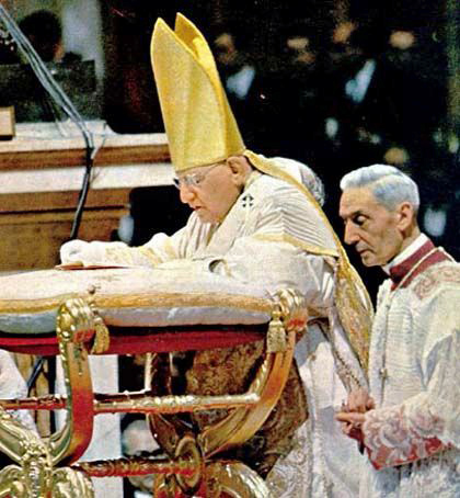 Paus Johannes XXIII en zijn ceremoniemeester Enrico Dante