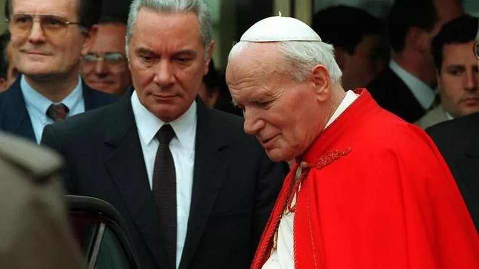 Paus Johannes Paulus II en zijn kamerdienaar Angelo Gugel
