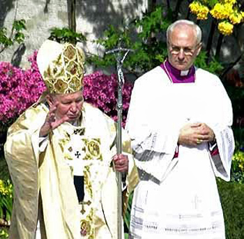 Paus Johannes Paulus II en zijn ceremoniemeester Piero Marini