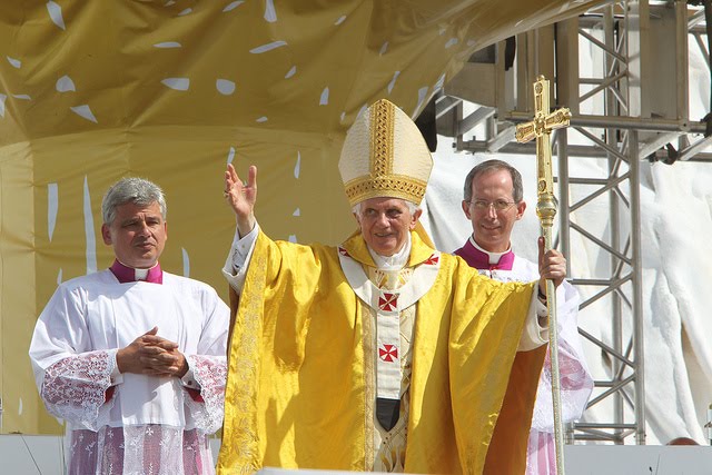 Paus Benedictus XVI in een goudkleurig kazuifel