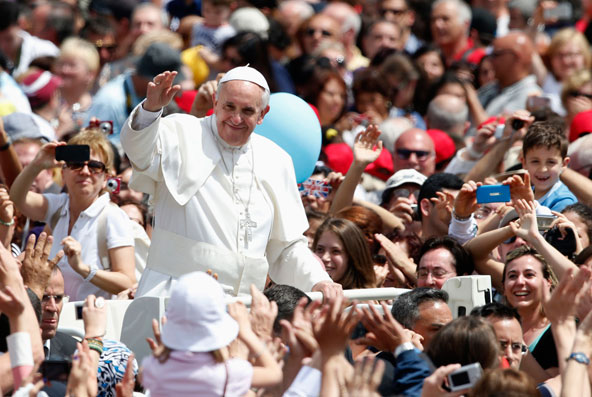 Paus Franciscus temidden van enthousiaste gelovigen