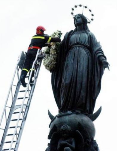 Het Mariabeeld op de Piazza di Spagna krijgt een bloemenkrans omgehangen