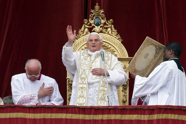 Paus Benedictus XVI geeft de zegen Urbi et Orbi met Pasen 2009